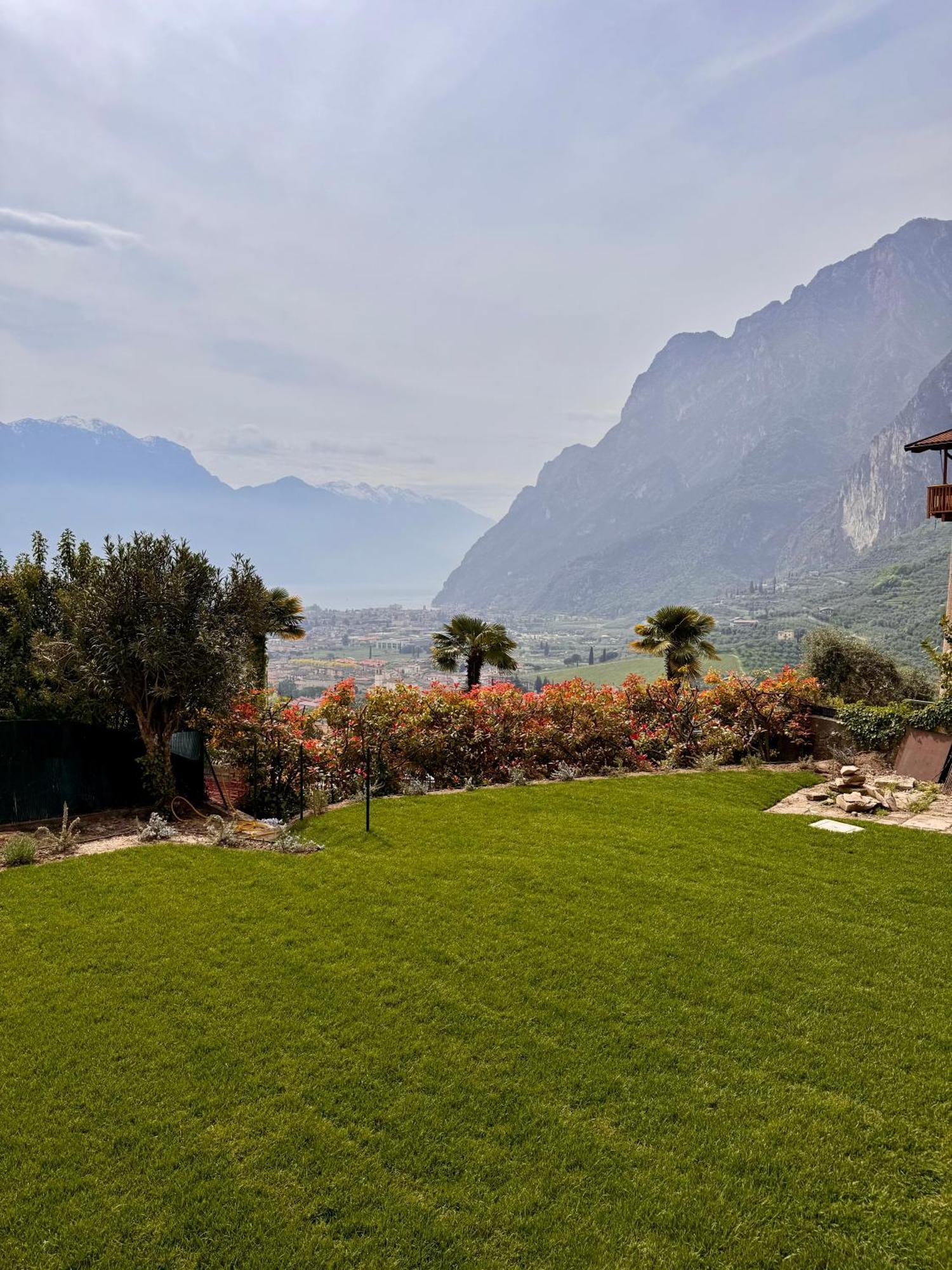 Eco Garda Hill Apartment Tenno Bagian luar foto